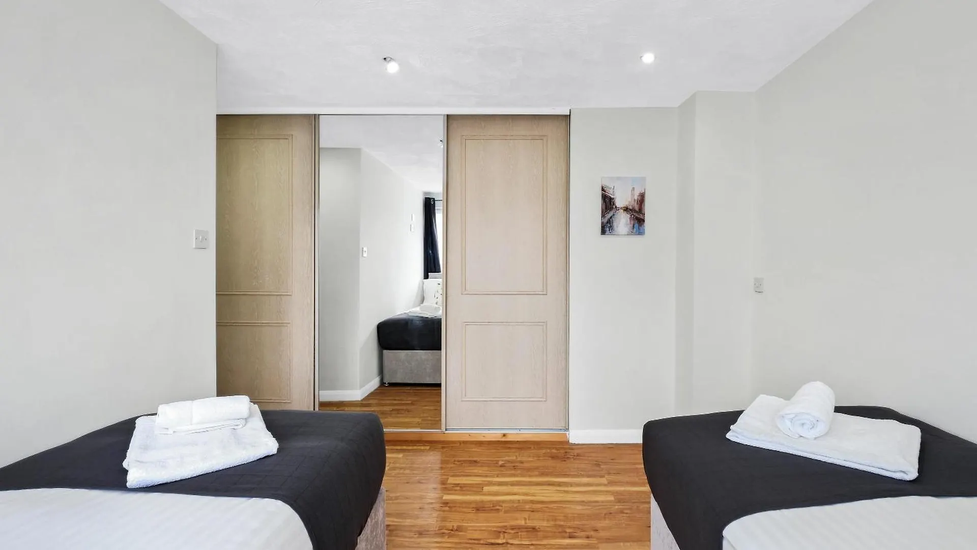Holiday home Elegant 5 Bedroom And 3 Bathroom Home In St Annes Stanwell