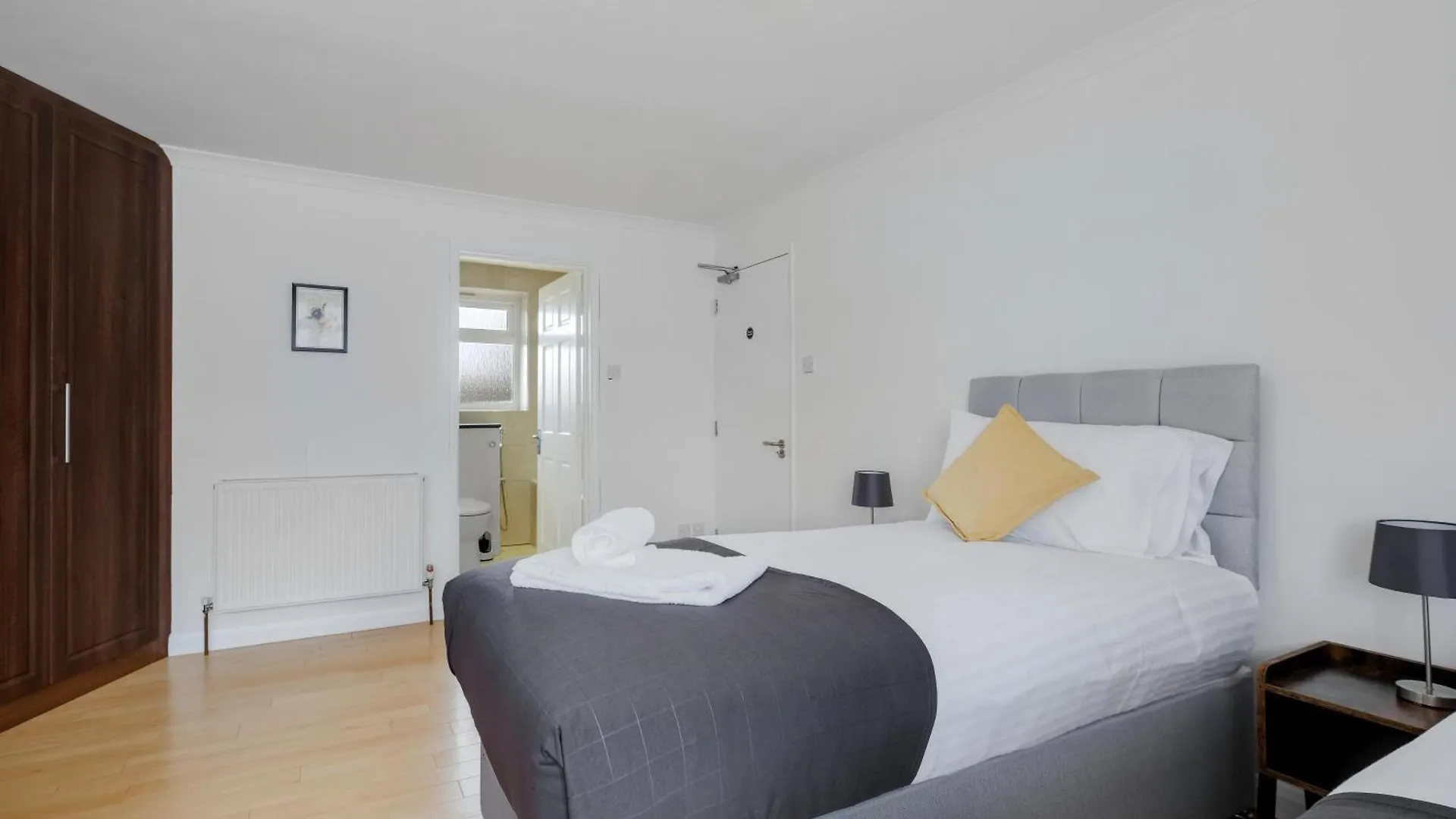 Elegant 5 Bedroom And 3 Bathroom Home In St Annes Stanwell Holiday home