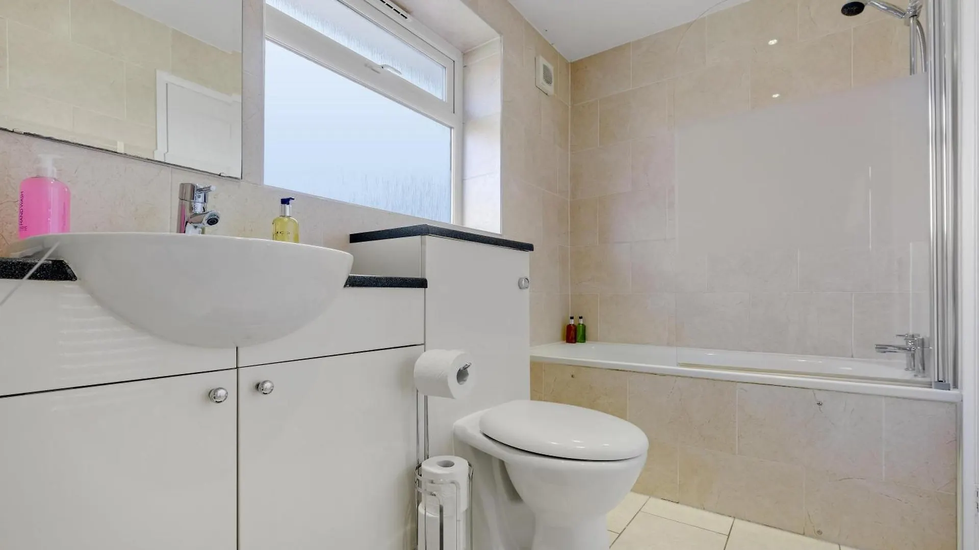 Elegant 5 Bedroom And 3 Bathroom Home In St Annes Stanwell 0*,