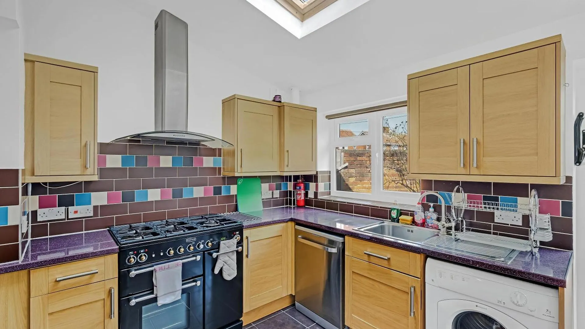 Holiday home Elegant 5 Bedroom And 3 Bathroom Home In St Annes Stanwell
