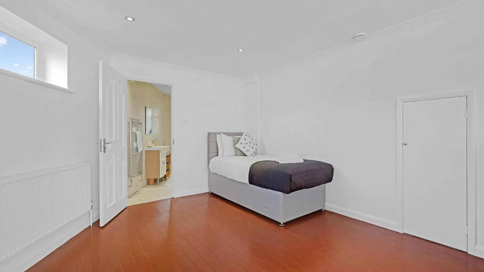 Elegant 5 Bedroom And 3 Bathroom Home In St Annes Stanwell Holiday home
