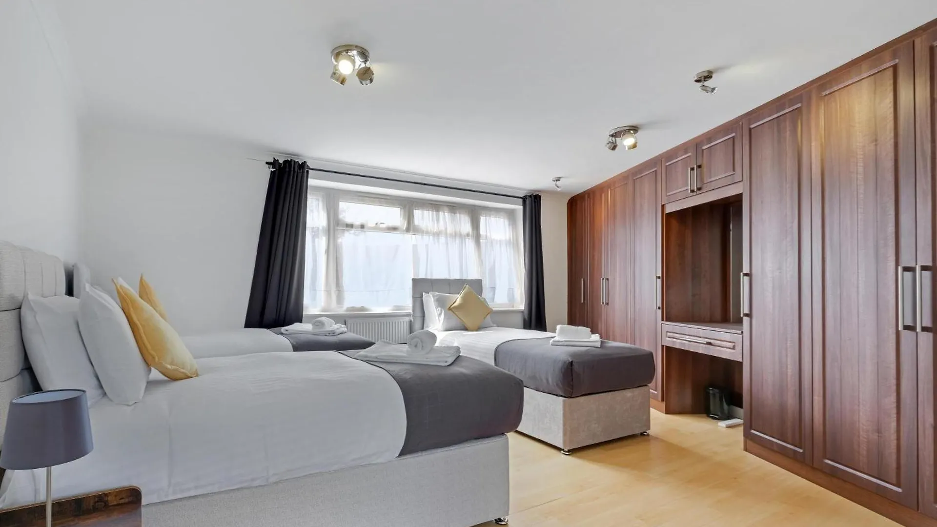 Elegant 5 Bedroom And 3 Bathroom Home In St Annes Stanwell 0*,  United Kingdom