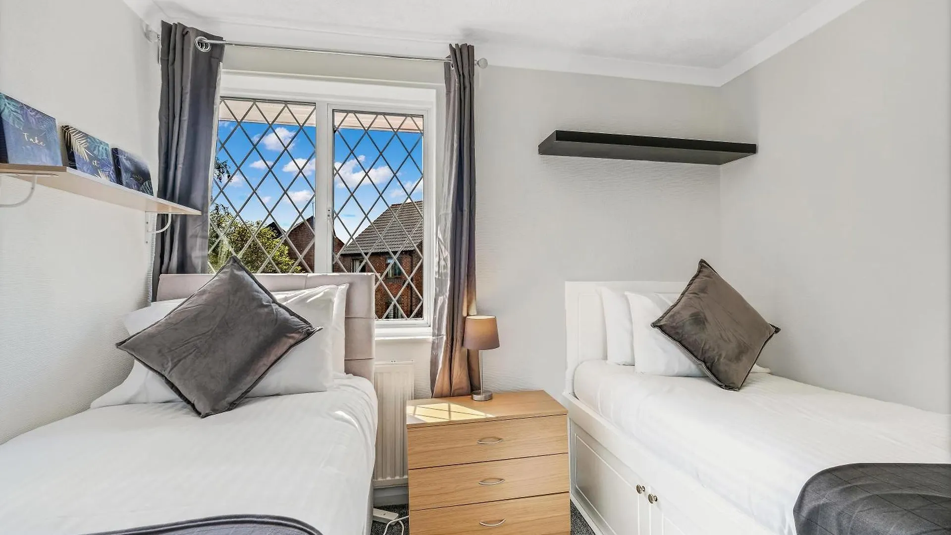 Holiday home Elegant 5 Bedroom And 3 Bathroom Home In St Annes Stanwell United Kingdom