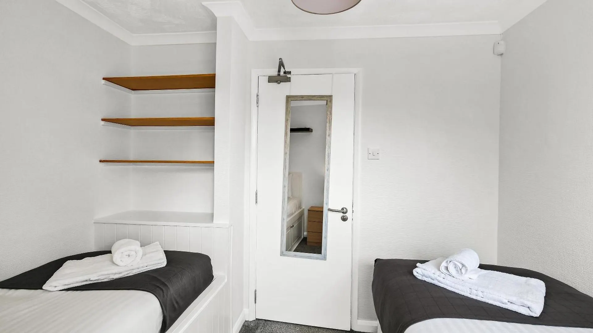 Holiday home Elegant 5 Bedroom And 3 Bathroom Home In St Annes Stanwell