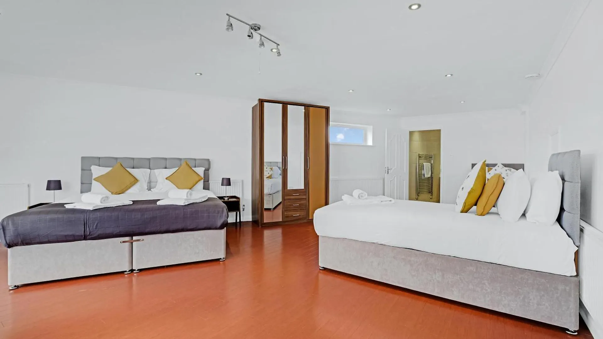 Elegant 5 Bedroom And 3 Bathroom Home In St Annes Stanwell United Kingdom