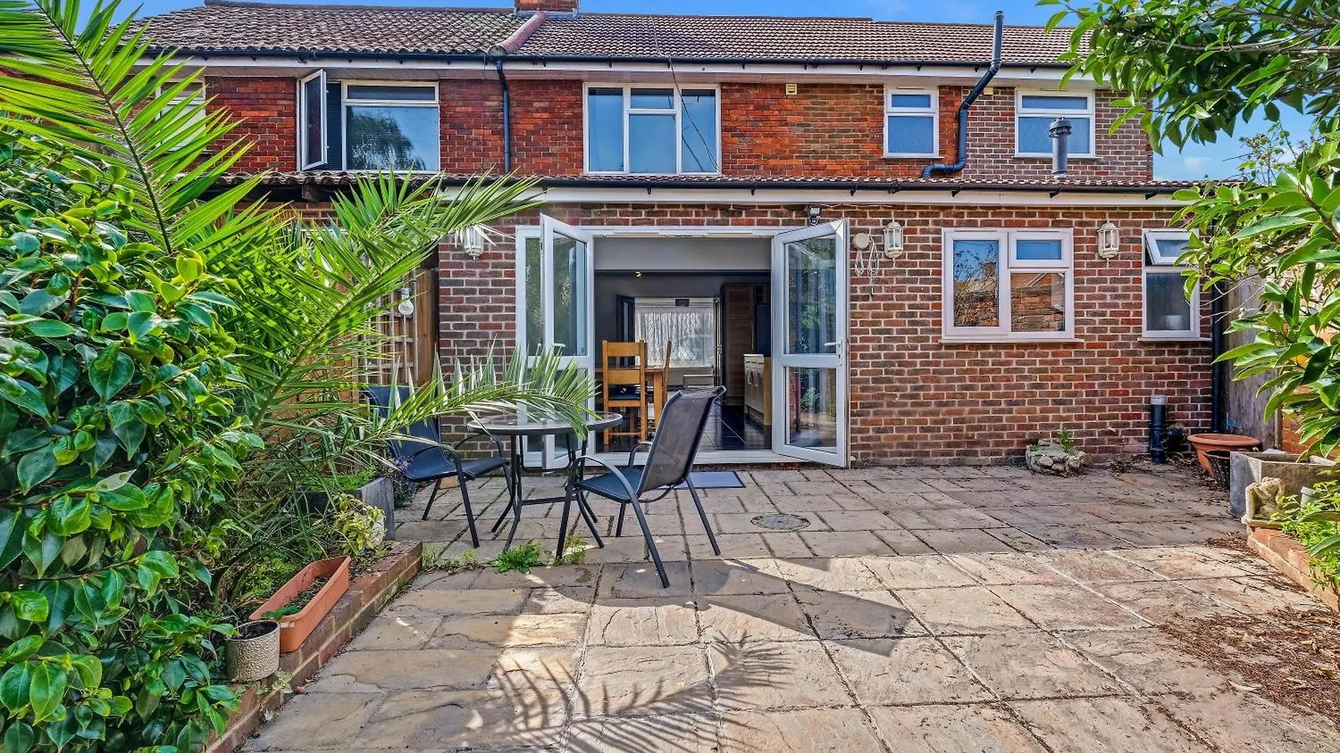 Elegant 5 Bedroom And 3 Bathroom Home In St Annes Stanwell 0*,  United Kingdom
