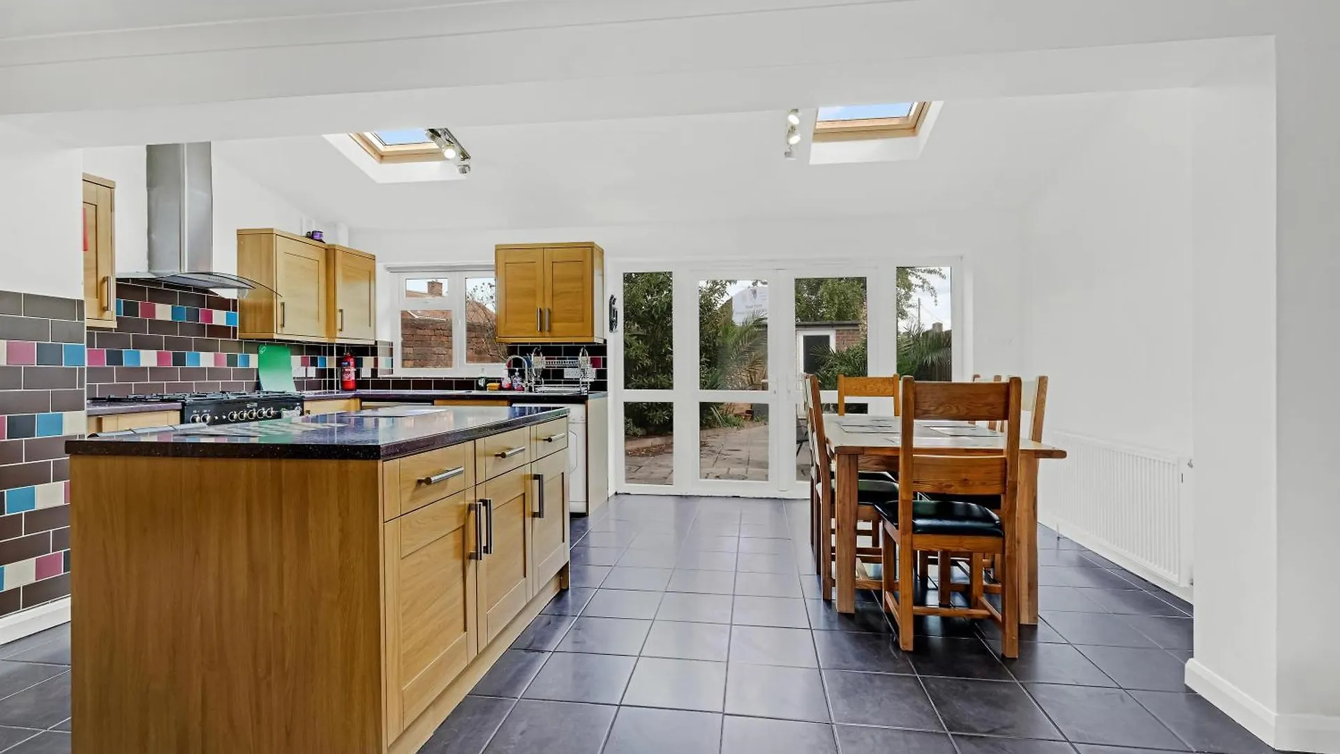 Elegant 5 Bedroom And 3 Bathroom Home In St Annes Stanwell Holiday home