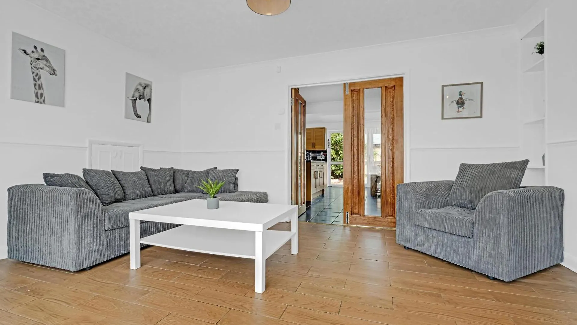 Elegant 5 Bedroom And 3 Bathroom Home In St Annes Stanwell Holiday home