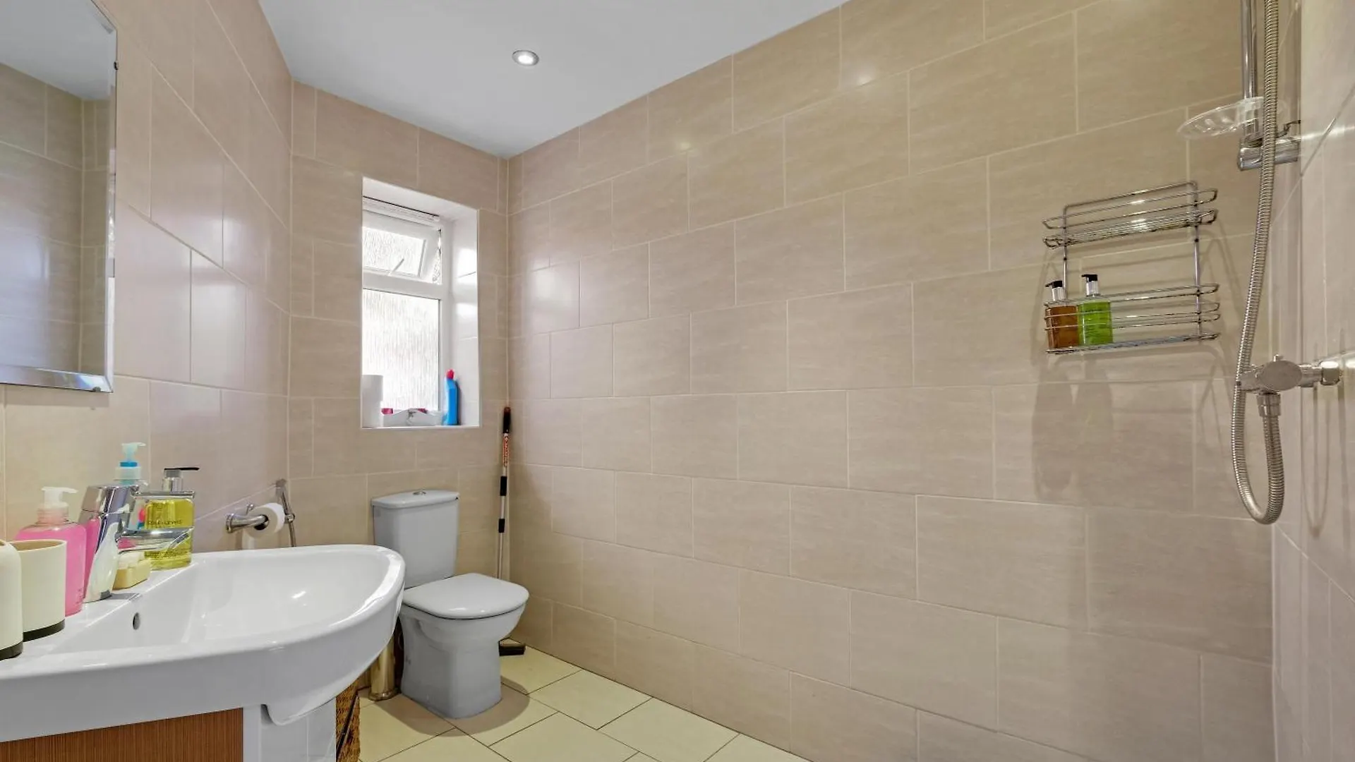 Elegant 5 Bedroom And 3 Bathroom Home In St Annes Stanwell Holiday home