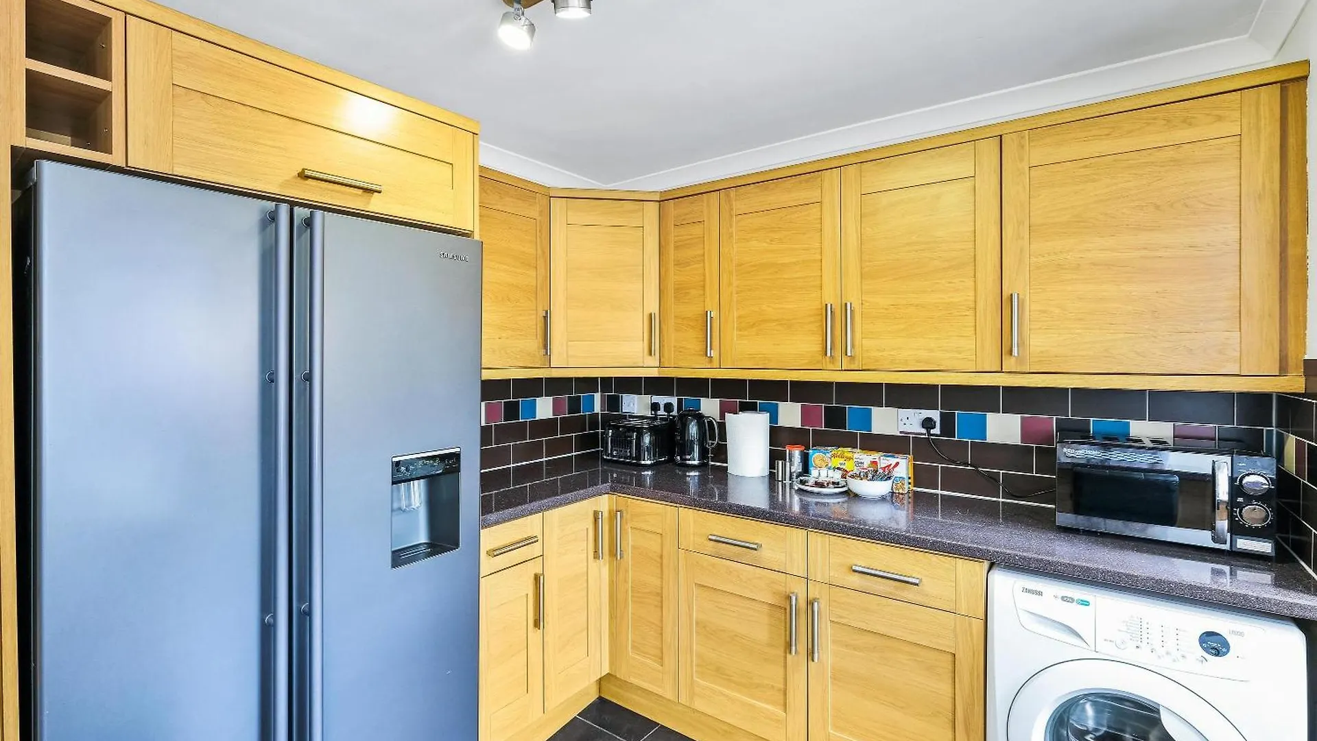 Holiday home Elegant 5 Bedroom And 3 Bathroom Home In St Annes Stanwell United Kingdom