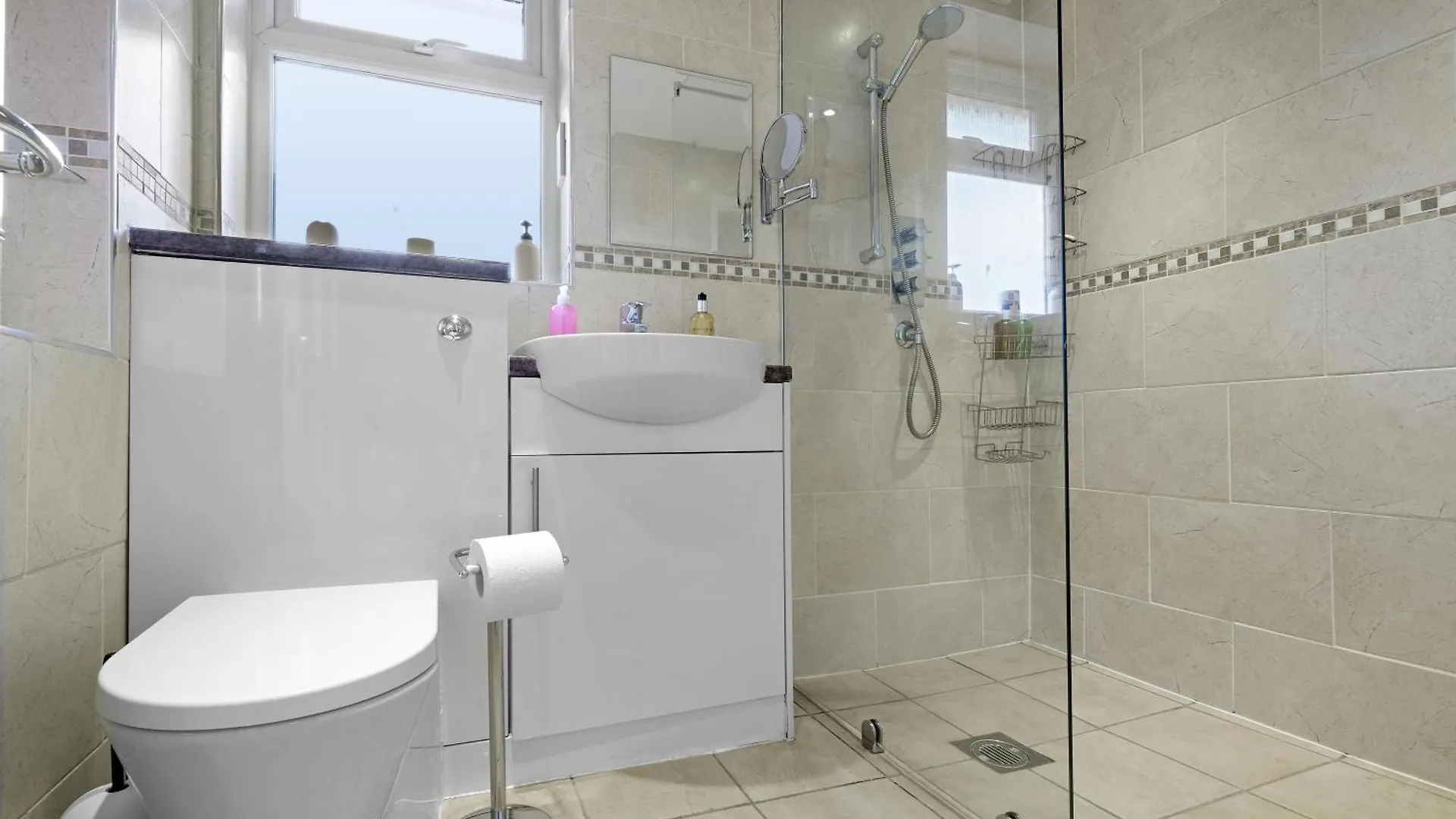 Holiday home Elegant 5 Bedroom And 3 Bathroom Home In St Annes Stanwell