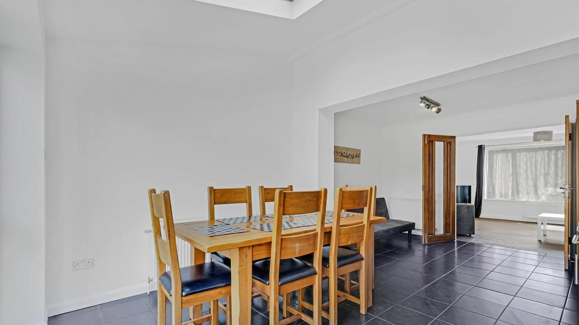 Holiday home Elegant 5 Bedroom And 3 Bathroom Home In St Annes Stanwell