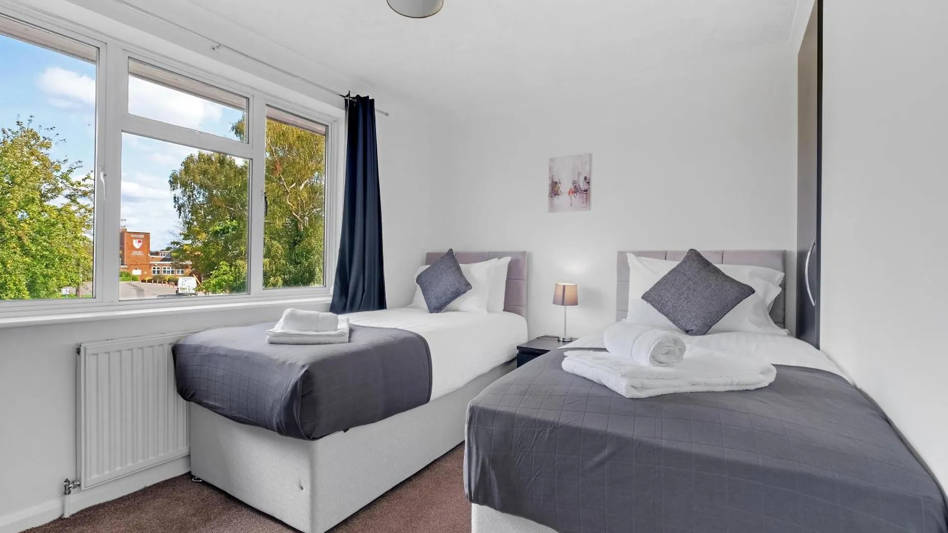 Elegant 5 Bedroom And 3 Bathroom Home In St Annes Stanwell 0*,
