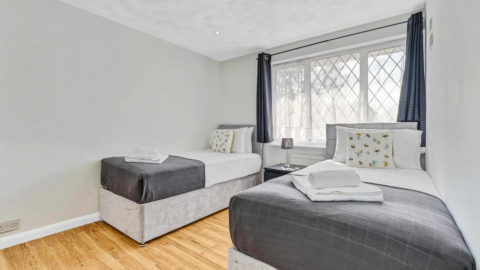Elegant 5 Bedroom And 3 Bathroom Home In St Annes Stanwell